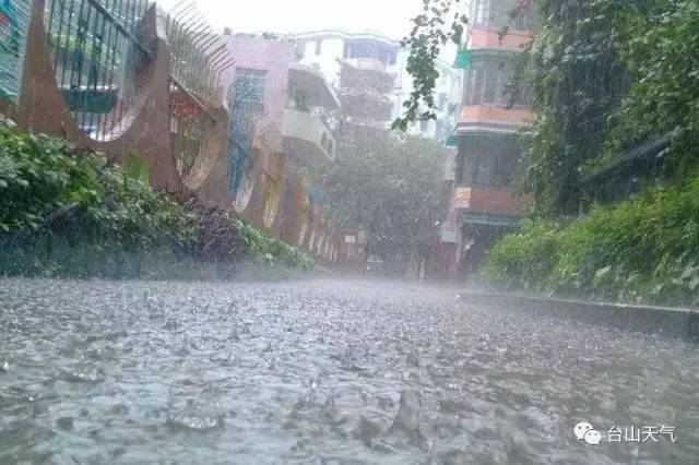 长沙暴雨最新照片，城市与水共舞的挑战与美丽瞬间